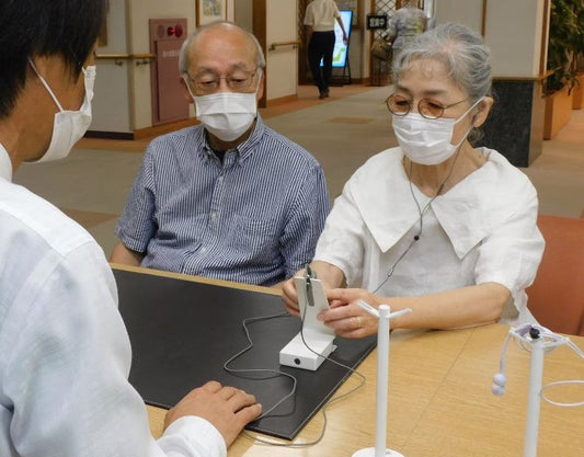 入居者向けに軟骨伝導イヤホン　奈良の高齢者施設、全国初