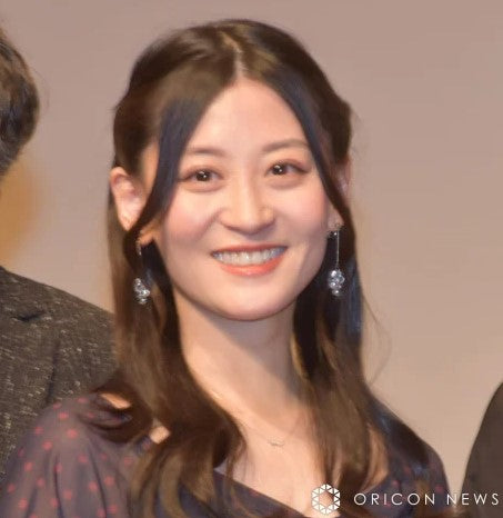 上西恵、透け感ある胸元ざっくりドレス 聞こえの問題を啓発する映画は「誰にとっても身近に感じる話」