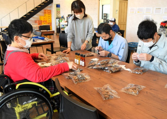 パンや焼き菓子、手芸品も　ハンディある人たちが三重県庁でマルシェ