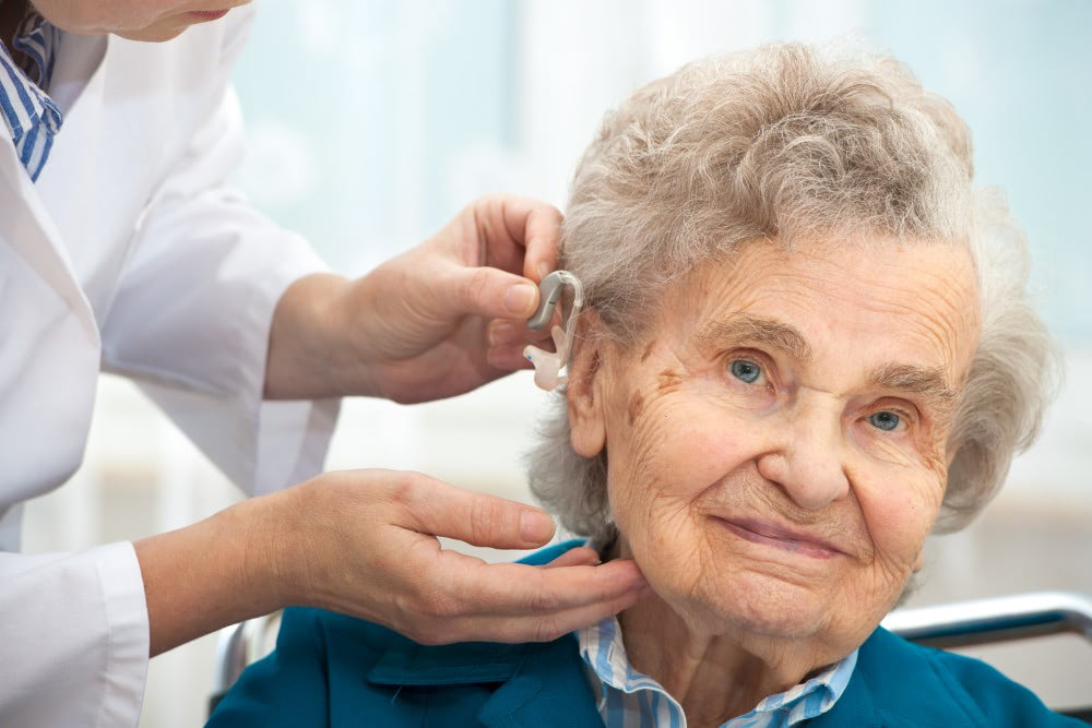 補聴器の使用が高齢者の認知症発症を抑制する