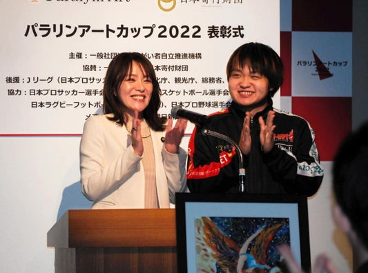 今井絵理子議員が長男のプロレスラー・今井礼夢とそろって登壇　手話をしながら挨拶